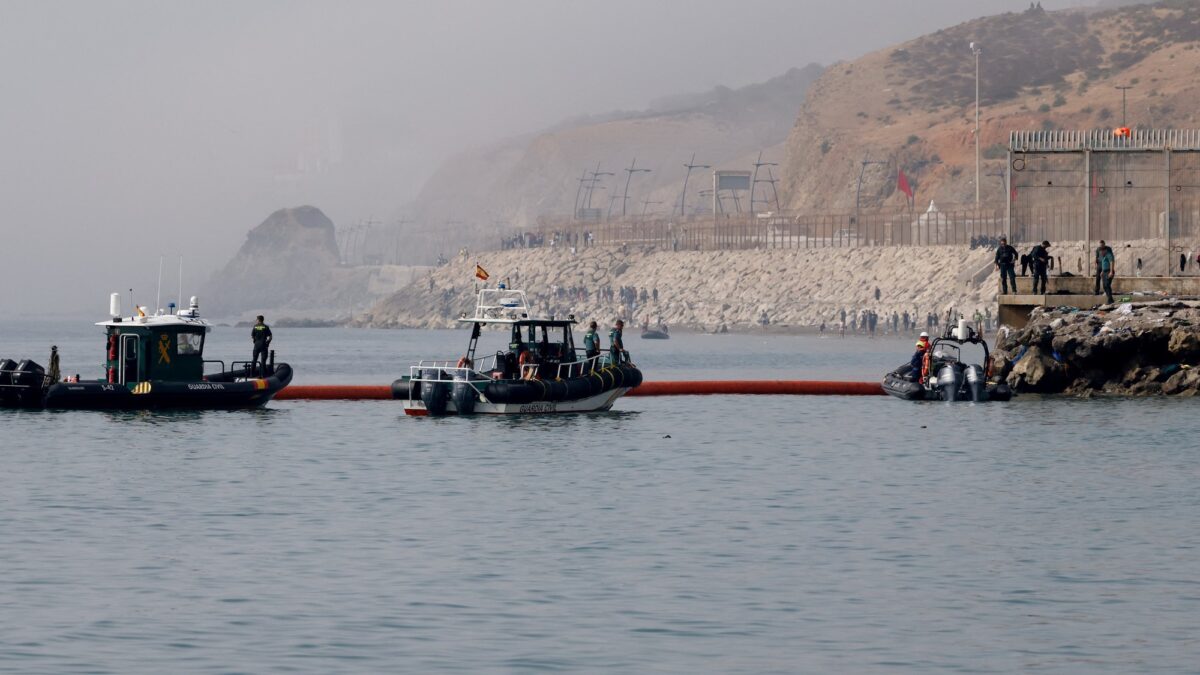 Crisis en Ceuta: España puso una «barrera» en el mar para evitar el cruce de más marroquíes