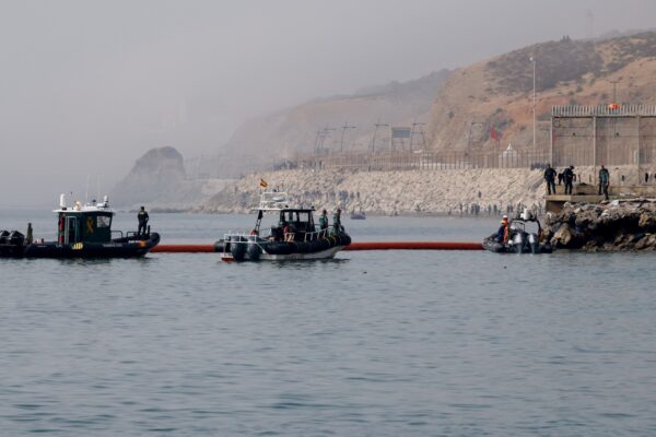 Crisis en Ceuta: España puso una "barrera" en el mar para evitar el cruce de más marroquíes