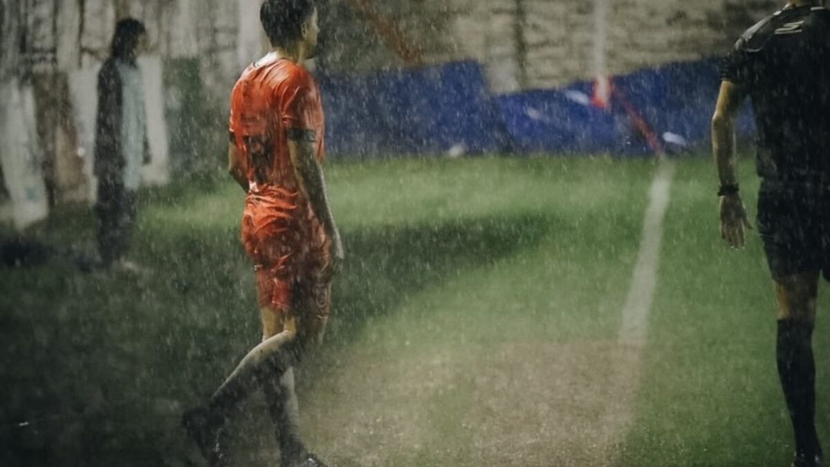 Jugaron bajo una tormenta en Mercedes, cancha imposible y sin suspensión