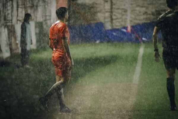 Jugaron bajo una tormenta en Mercedes, cancha imposible y sin suspensión