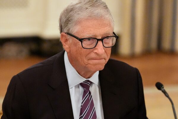Bill Gates anticipa que la inteligencia artificial reemplazará a la mayoría de los trabajos en diez años