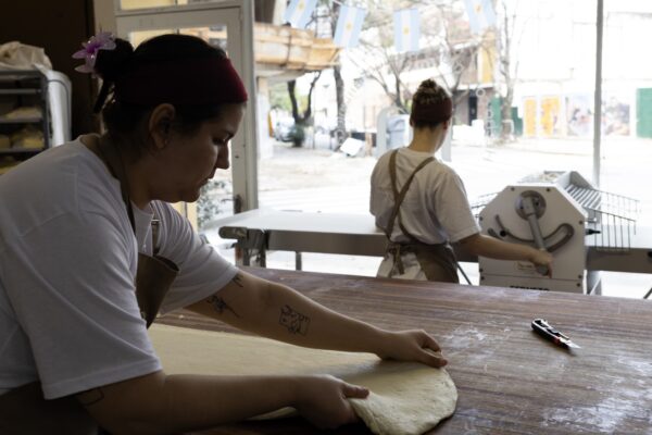 Trabajo informal crece en Argentina: mujeres y jóvenes más afectados
