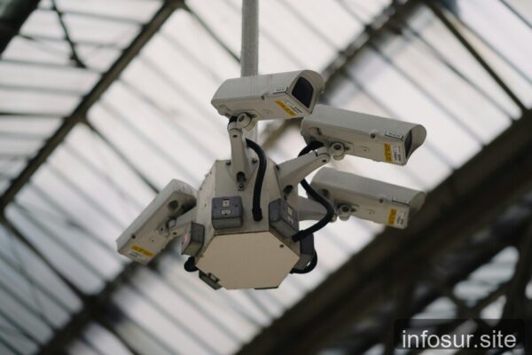 Un sistema de vigilancia vincula señales de teléfonos a matrículas de autos