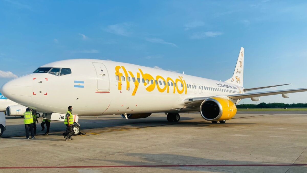 Flybondi recibió autorización para seguir operando tras presentar plan de acción