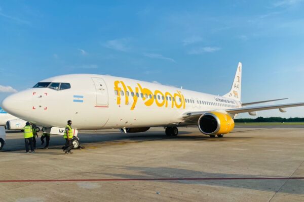 Flybondi recibió autorización para seguir operando tras presentar plan de acción