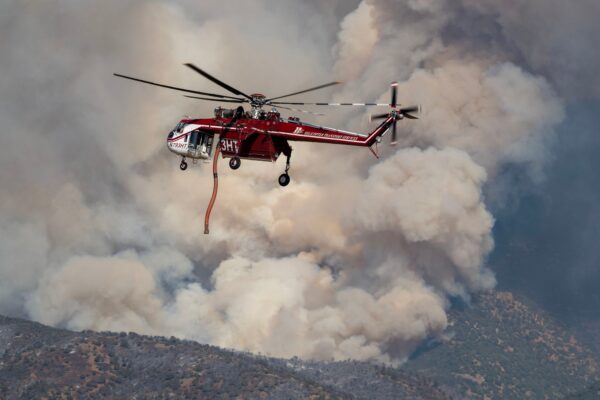 Confirman muertes de pilotos de helicóptero atrapado en incendio forestal en Utah