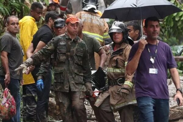 Helicóptero se estrella en Río de Janeiro, dejando cuatro muertos y un herido