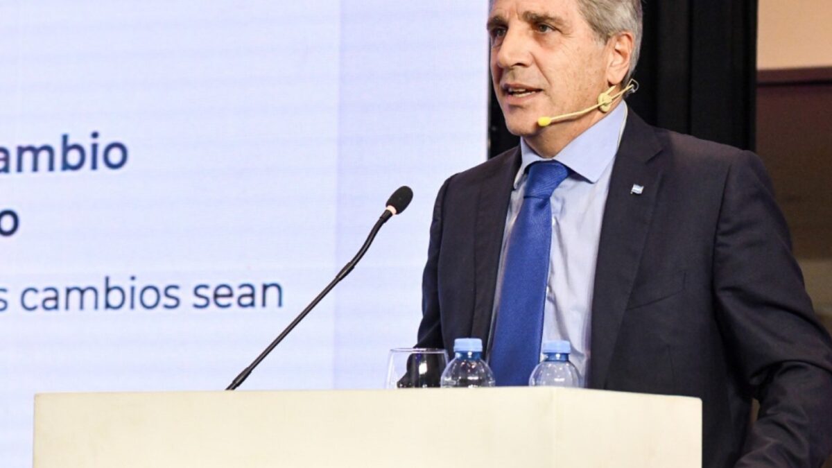Caputo defendió el modelo económico y criticó a los «tarados que hablan de la industria»