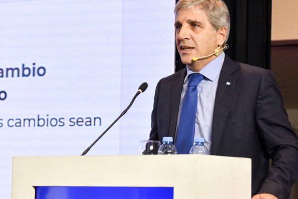 Caputo defendió el modelo económico y criticó a los "tarados que hablan de la industria"