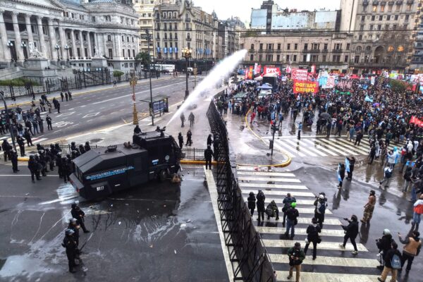 Incidentes, corridas y detenidos frente al Congreso en marcha contra la Ley de Propiedad Privada