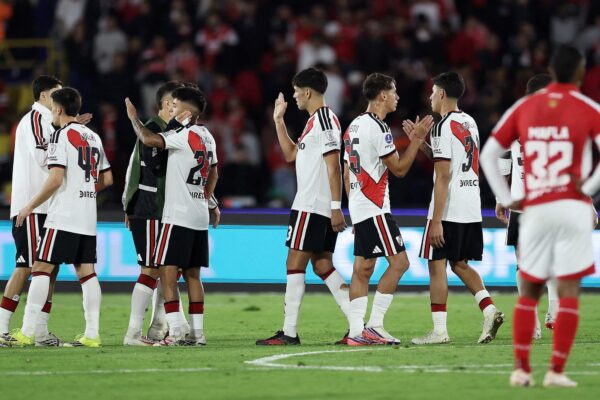 River terminó el 0-0 en Bogotá con un once insólito y un esquema desestabilizado.
