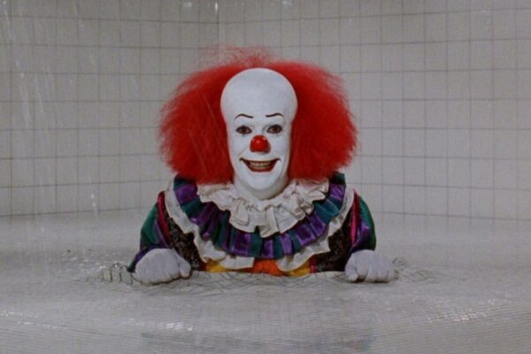 Tim Curry, el creador de Pennywise, dejó una huella imborrable en *It*