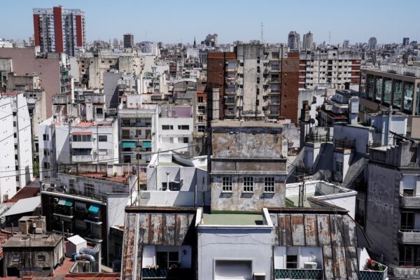 Alquileres en Buenos Aires suben un 35% en un año: ¿Quién paga el costo?