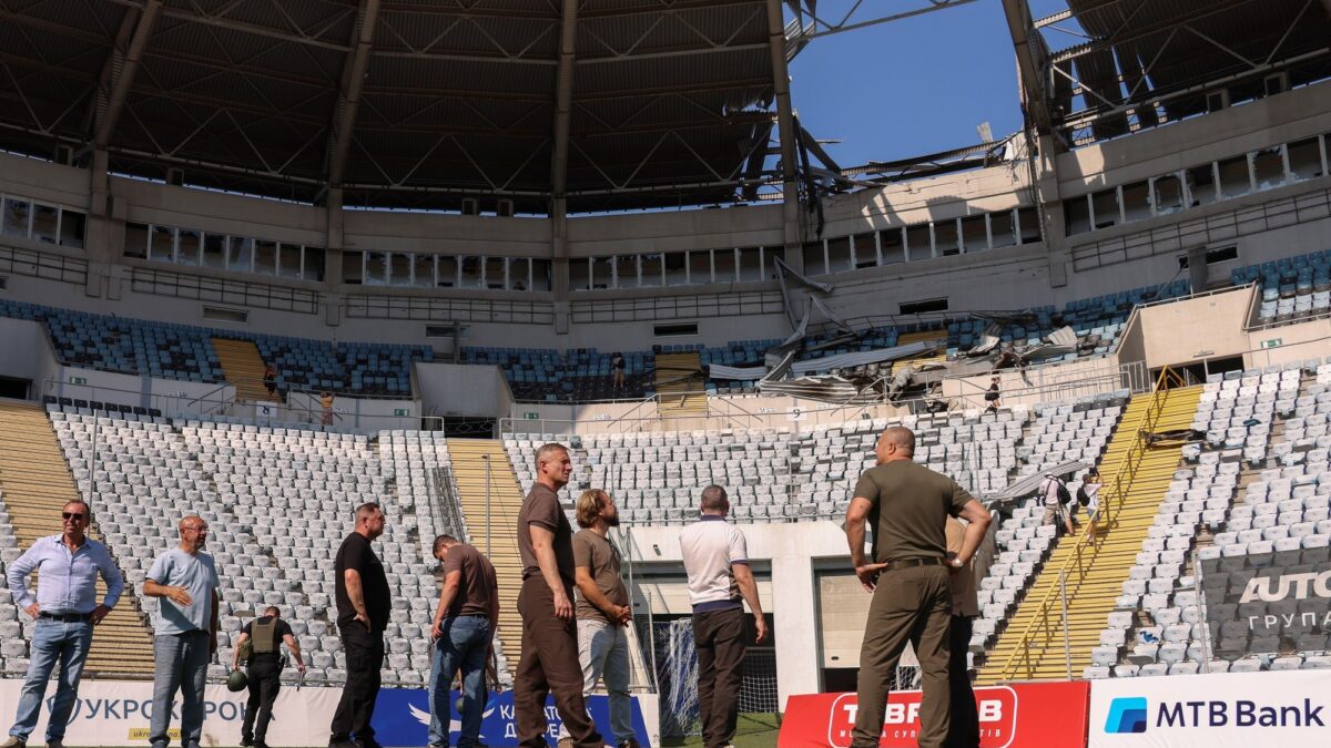 Nueva ofensiva rusa deja dos heridos y daños en estadio de Odesa