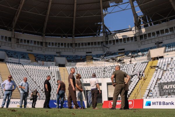 Nueva ofensiva rusa deja dos heridos y daños en estadio de Odesa