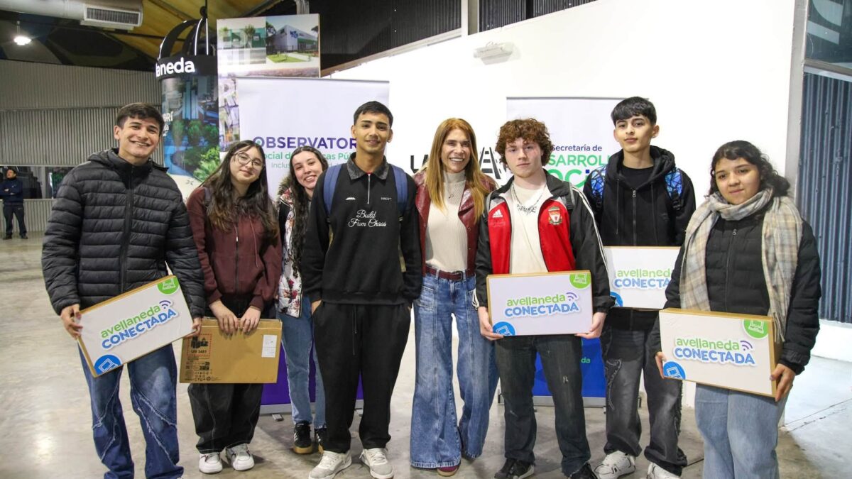 **Magdalena Sierra entrego 3.800 netbooks a estudiantes del último año en Avellaneda**