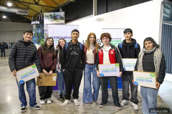 **Magdalena Sierra entrego 3.800 netbooks a estudiantes del último año en Avellaneda**