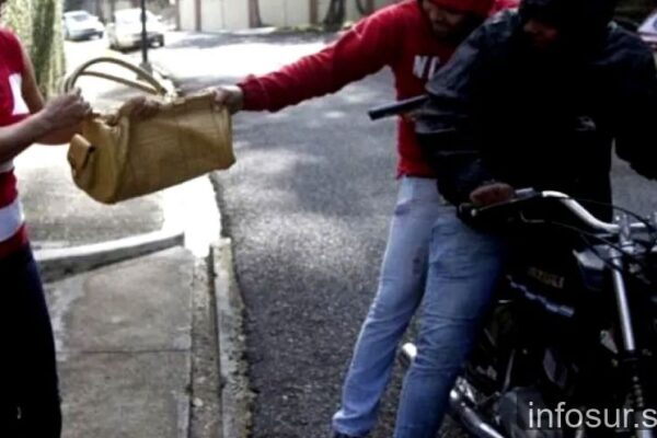 Motochorros récord en Lanús: robo y fuga en apenas 10 segundos
