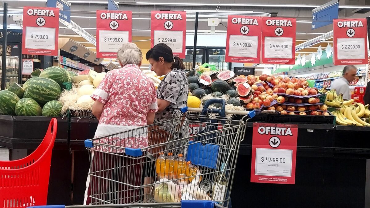 Subas en prepagas y colegios, pero bajas en carnes y frutas: prevén desaceleración de la inflación