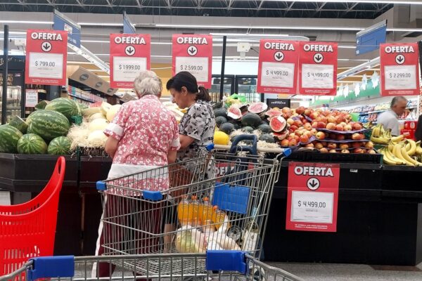 Subas en prepagas y colegios, pero bajas en carnes y frutas: prevén desaceleración de la inflación