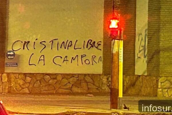 Julián Álvarez denunció pintadas en edificios públicos y apuntó al grindettismo