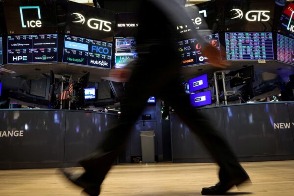 Bonos argentinos suben y riesgo país baja a 412 puntos