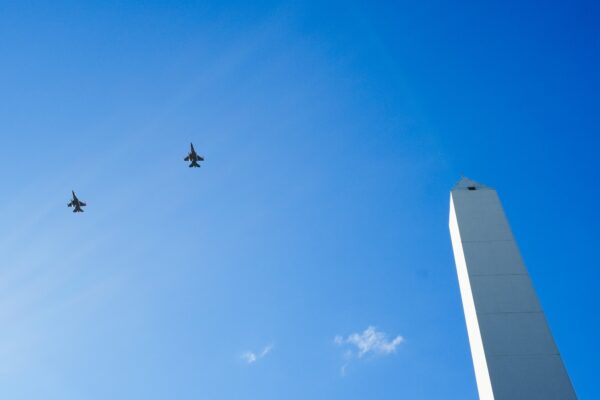 F-16 sobrevuelan Buenos Aires en acto de la Fuerza Aérea Argentina