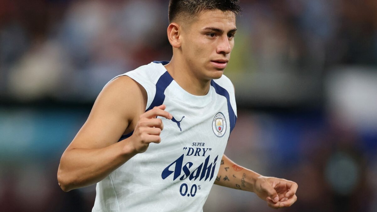 El Diablito Echeverri sumó minutos en el City, picó su penal y sigue con futuro incierto en Inglaterra