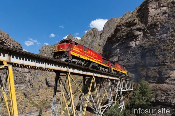 El ferrocarril que atraviesa 68 túneles y 55 puentes en los Andes peruanos