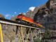 El ferrocarril que atraviesa 68 túneles y 55 puentes en los Andes peruanos