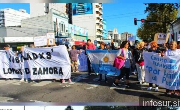 Jubilados y vecinos de Lomas de Zamora marchan en la Plaza Grigera