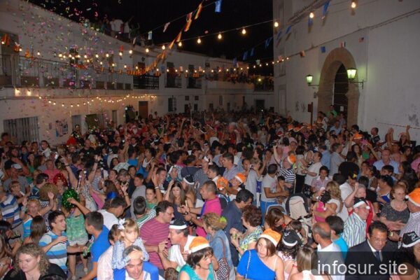 Este pueblo de la Alpujarra granadina celebra la Nochevieja en pleno agosto, con jerséis y polvorones
