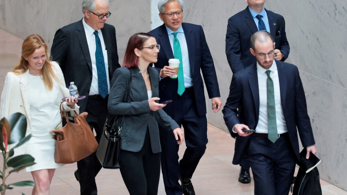 Tech giants invierten en IA abierta tras recortes masivos