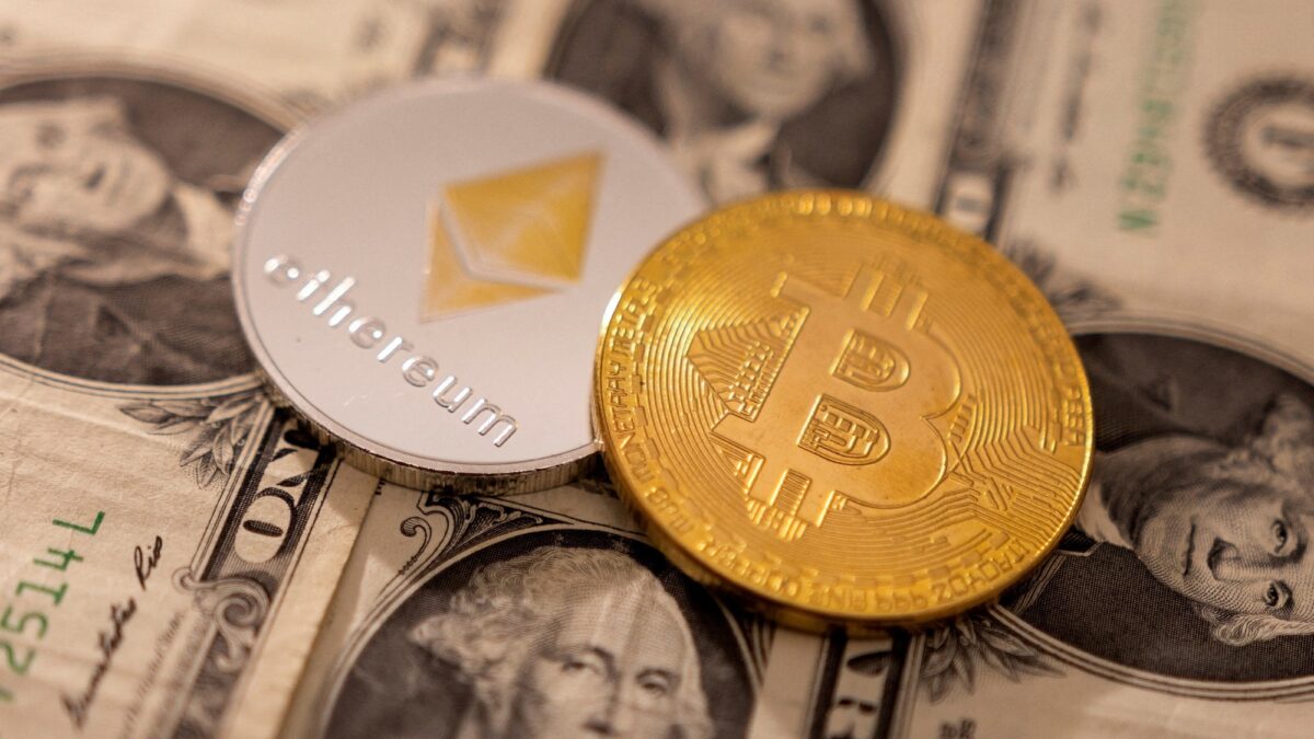 Bitcoin cayó un 1,19% este sábado a 63.040 dólares