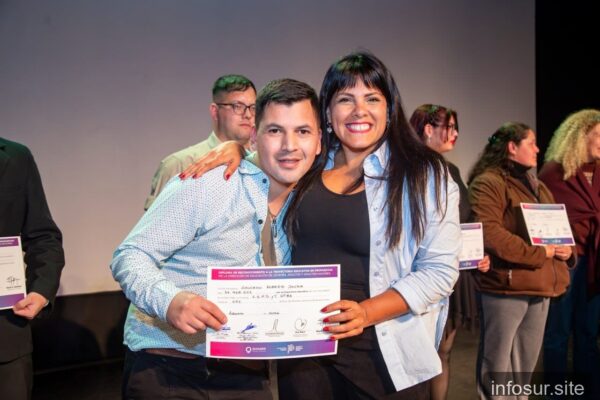 Eva Mieri entregó certificados a 175 egresados en Lomas de Zamora
