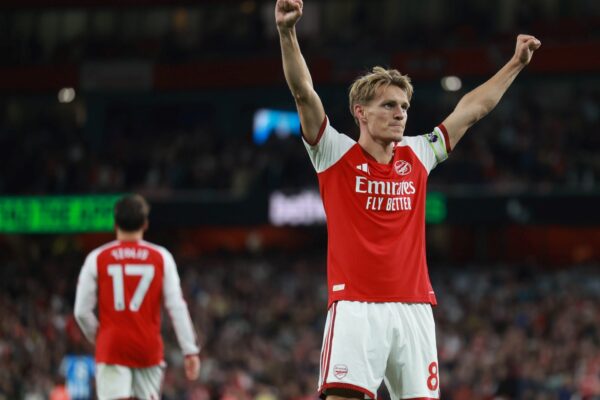 Arsenal goleó 3-0 al Coventry en su regreso a la Premier League
