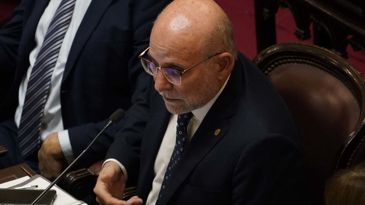 Senador Fama solicita participación virtual en sesión de Ley de Tierras