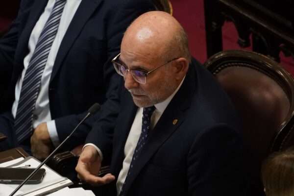 Senador Fama solicita participación virtual en sesión de Ley de Tierras