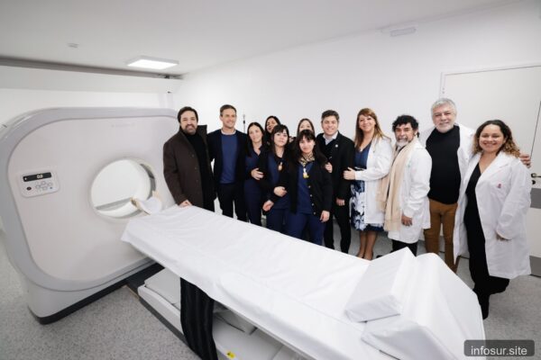 Kicillof inauguró sala de tomografía y entregó más de 700 escrituras en San Vicente