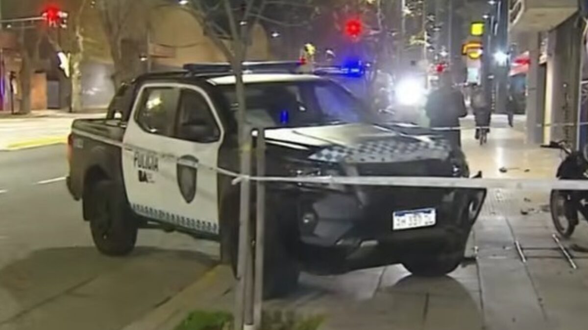 Patrullero y moto chocaron en Palermo: herido y detenido