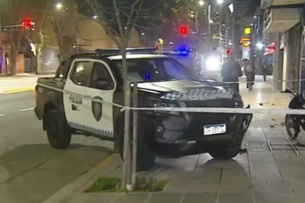 Patrullero y moto chocaron en Palermo: herido y detenido