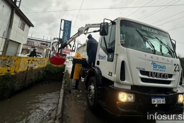 Almirante Brown intensifica limpieza de arroyos y desagües tras lluvias