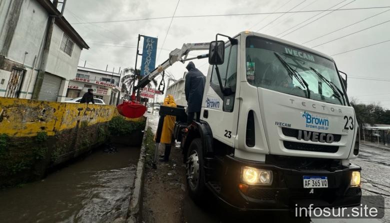 Almirante Brown intensifica limpieza de arroyos y desagües tras lluvias