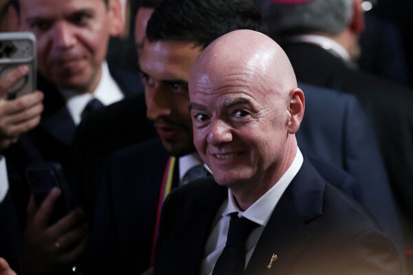 FIFA respalda a Infantino y advierte contra maniobras
