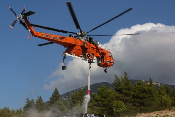 Dos helicópteros se estrellaron durante operaciones contra incendios en Grecia