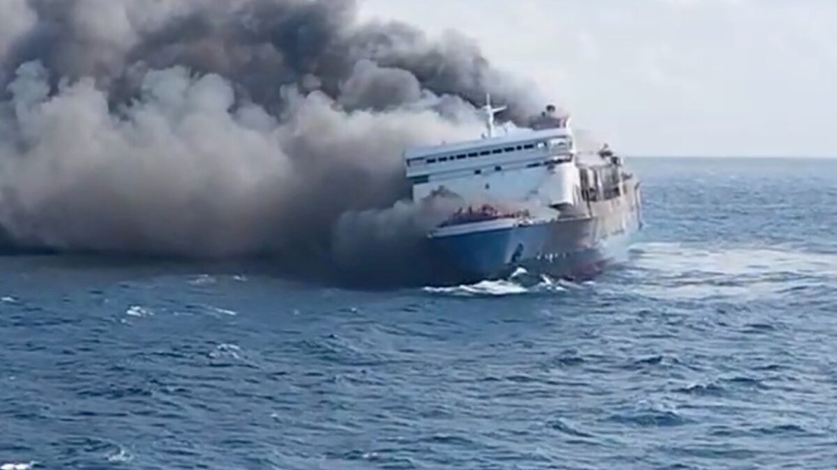 Cinco muertos y decenas de desaparecidos tras incendio de ferry en Indonesia