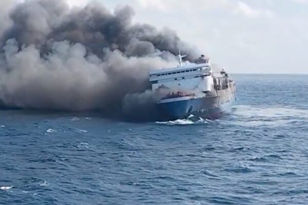 Cinco muertos y decenas de desaparecidos tras incendio de ferry en Indonesia