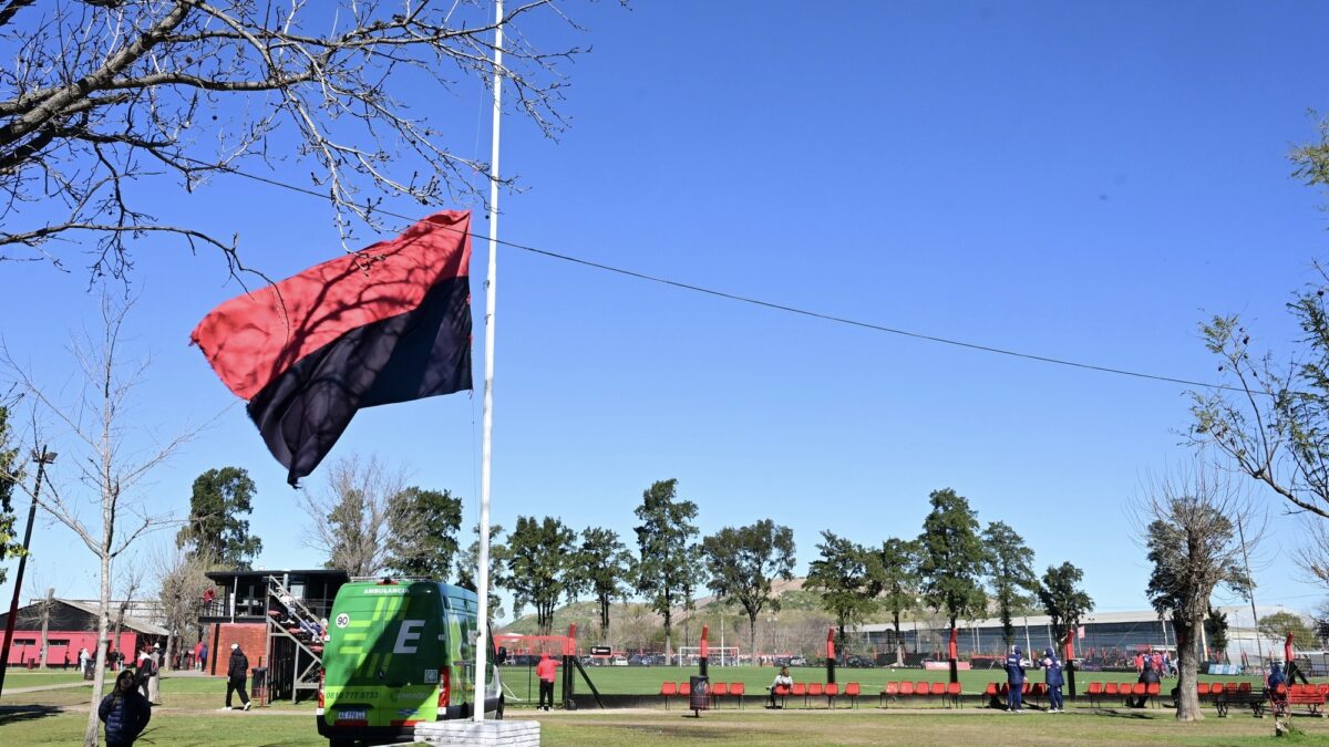 Newell’s homenajea a Jorge Messi con bandera a media asta y mensaje emotivo