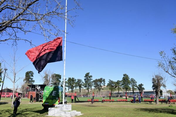 Newell's homenajea a Jorge Messi con bandera a media asta y mensaje emotivo