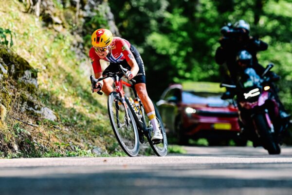 Polémica en el Tour de Francia: corpiños de ciclistas mejoran aerodinámica